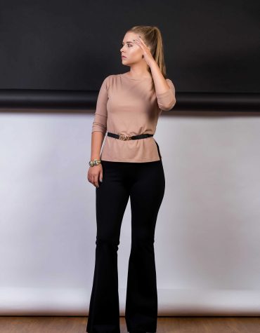 pantaloni evazați și top basic